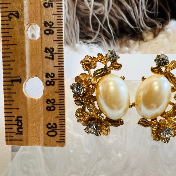 Gorgeous, goldtone, faux, pearl bling costume pierced vintage earrings - Picture 4 of 8
